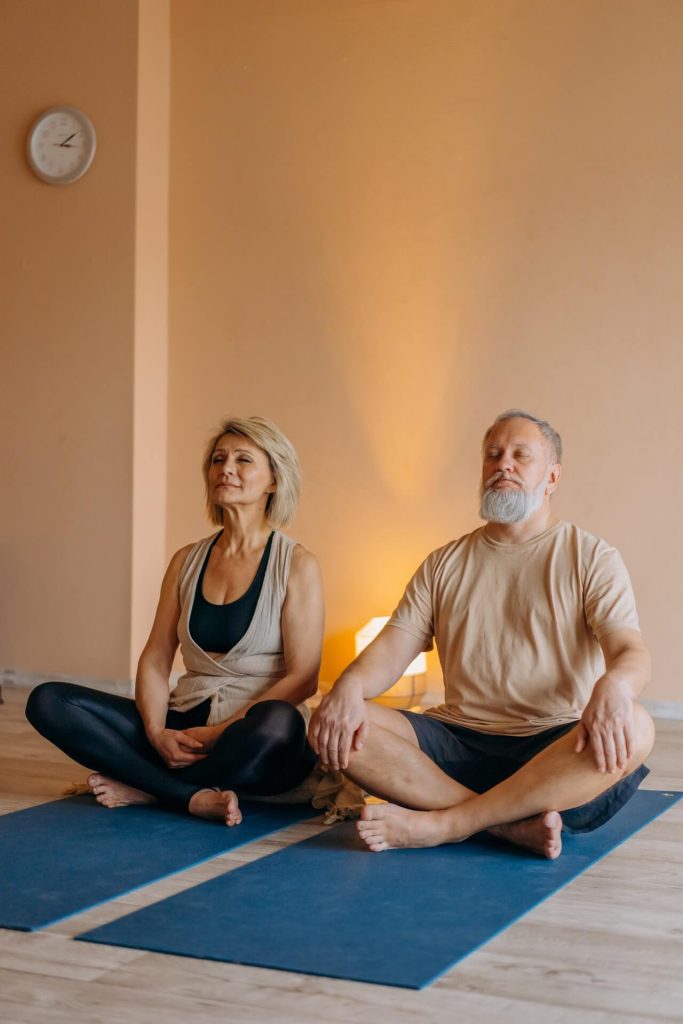 homme et femme de 50 ans font du yoga