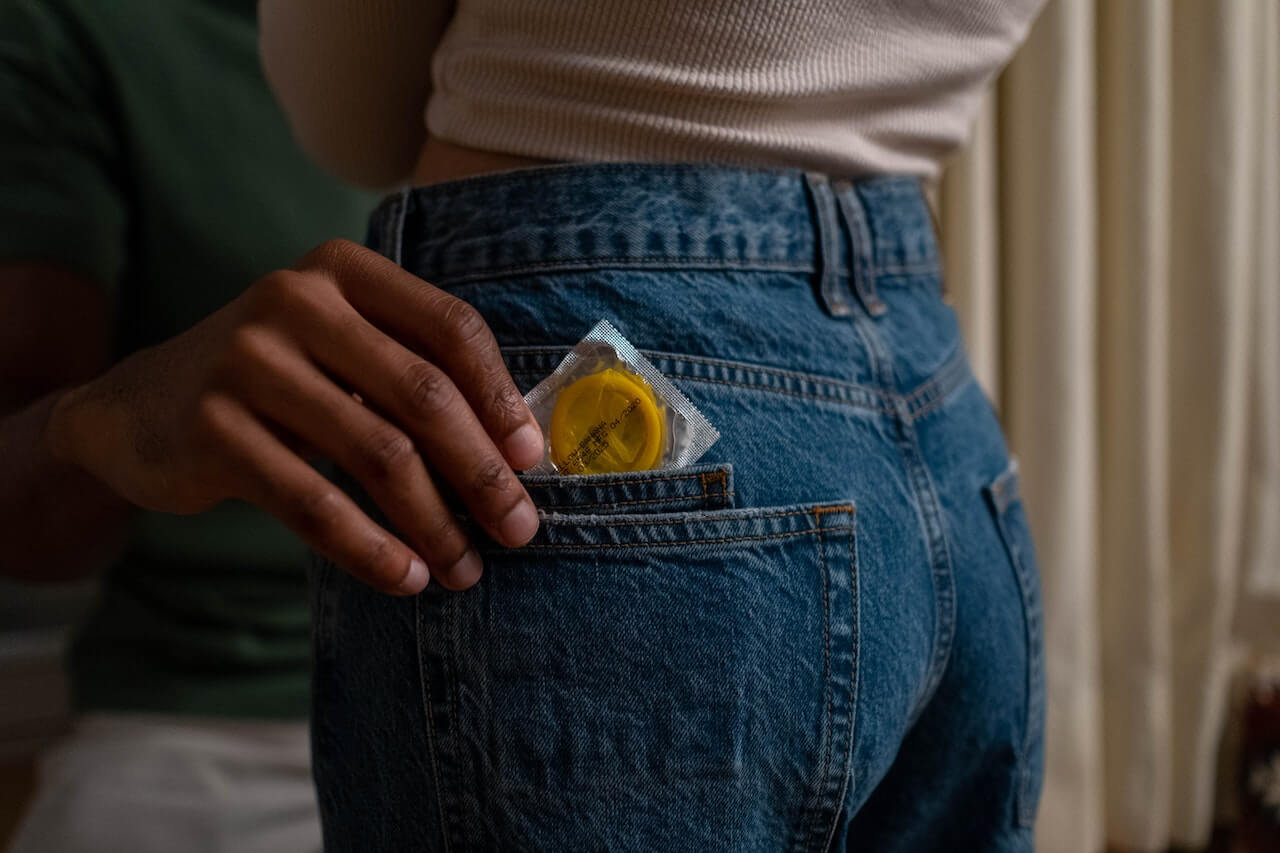 homme qui prend un préservatif dans la poche arrière de sa femme